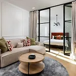 Designer Floor Peaceful Elevator Fiber Wifi, Balcony Apartman